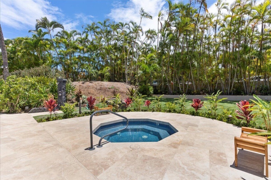 Hot tub at the B pool